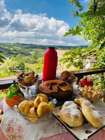 Free daily buffet breakfast . Pousada Dona Terezinha