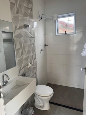 Family Room, City View | Bathroom - Pousada Dona Terezinha (Formiga)