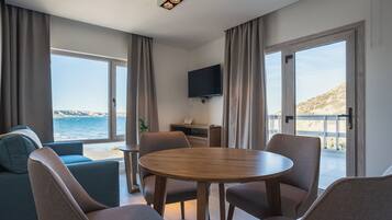 Superior appartement, balkon, uitzicht op zee | Luxe beddengoed, donsdekens, een minibar, een kluis op de kamer