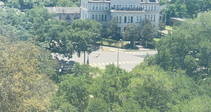 Scenic Serenity 1-bedroom apartment, gym, free parking, WiFi in charming Mobile