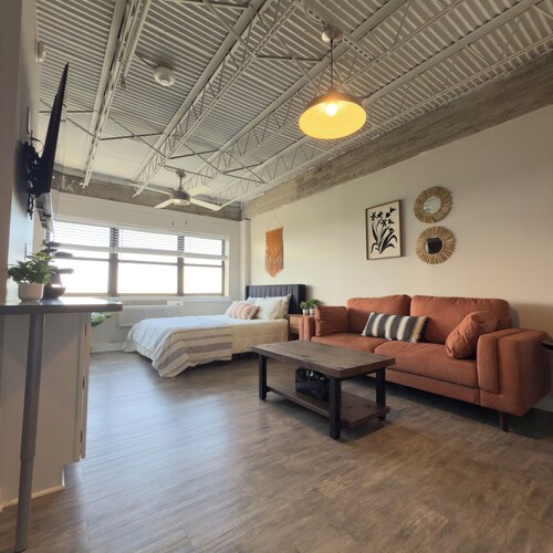 Scenic Serenity 1-bedroom apartment, gym, free parking, WiFi in charming Mobile