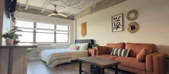 Scenic Serenity 1-bedroom apartment, gym, free parking, WiFi in charming Mobile