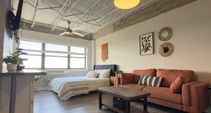 Scenic Serenity 1-bedroom apartment, gym, free parking, WiFi in charming Mobile