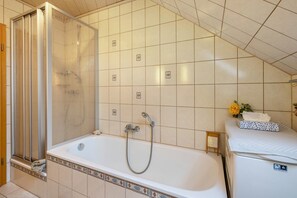 Dusche, kostenlose Toilettenartikel, Haartrockner, Handtücher