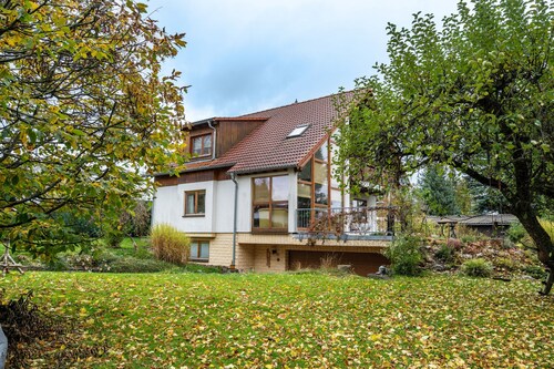 Apartment „Haus im Grünen“ mit privatem Garten, Balkon und WLAN