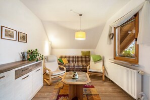 TV - Apartment "Haus im Grünen" with Private Garden, Balcony, and Wi-Fi (Oederan)