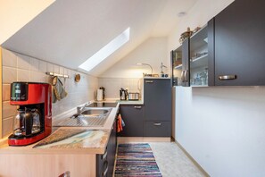 Fridge, oven, stovetop, coffee/tea maker