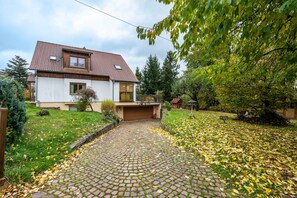 Property grounds - Apartment "Haus im Grünen" with Private Garden, Balcony, and Wi-Fi (Oederan)