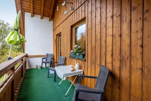 Property grounds - Apartment "Haus im Grünen" with Private Garden, Balcony, and Wi-Fi (Oederan)