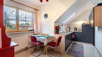 Fridge, oven, stovetop, coffee/tea maker