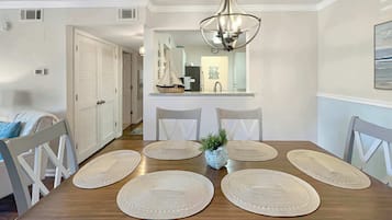 Kondominium, Beberapa Tempat Tidur, patio, pemandangan kebun (Coastal Retreat) | Tempat makan
