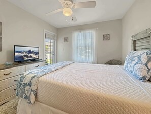 Appartement, meerdere bedden, patio, uitzicht op tuin (Coastal Retreat) | 3 slaapkamers, individueel gedecoreerd, individueel gemeubileerd