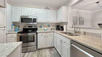 Kondominium, Beberapa Tempat Tidur, patio, pemandangan kebun (Coastal Retreat) | Dapur pribadi | Lemari es, microwave, oven, dan kompor