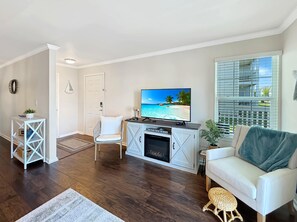 Apartment, Mehrere Betten, Terrasse, Gartenblick (Coastal Retreat) | Wohnbereich