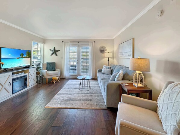 Appartement, meerdere bedden, patio, uitzicht op tuin (Coastal Retreat) | Woonruimte | Een flatscreentelevisie