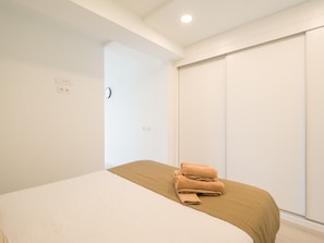 1 chambre, fer et planche à repasser