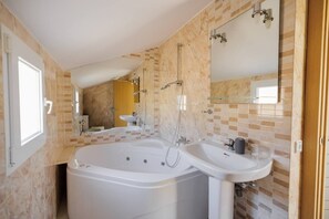 Een douche, een bubbelbad, een haardroger, een bidet