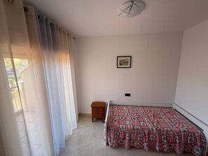 Een strijkplank/strijkijzer, wifi, beddengoed