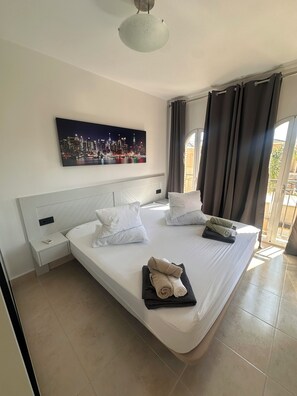 4 bedrooms, iron/ironing board, WiFi, bed sheets