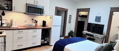 1 dormitori, planxa i posts de planxar, wifi i roba de llit