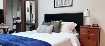 StayClose- Skylight Studio Downtown, Queen, 30+ days