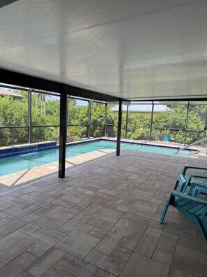 Utendørsbasseng og et oppvarmet basseng