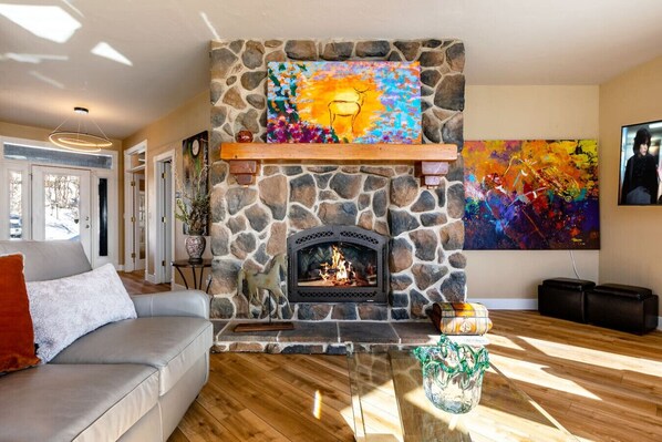 TV connectée, cheminée, espaces bureaux, écrans d'ordinateur