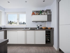 Refrigerador, microondas, horno y lavavajillas 