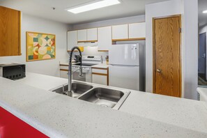 Microwave, oven, stovetop, dishwasher - Downtown Seattle Studio Near Pike Place with Rooftop Garden (Seattle)