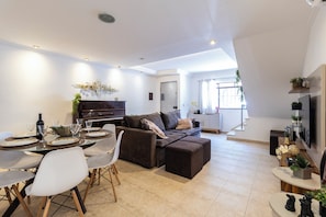 Villa | Wohnbereich | Fernseher