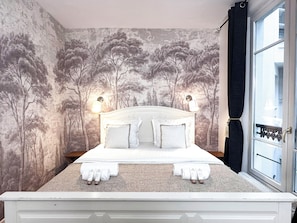 Appartement Signature, vue cour intérieure | Fer et planche à repasser, lit parapluie, Wi-Fi gratuit, draps fournis