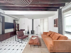 Signature Apartment, Courtyard View | Living area | 108-cm Smart TV with digital channels - 1597 Amelot (Paris)