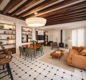 特色公寓, 庭園景觀 | 起居區 | 108-公分智慧型電視，提供數位頻道