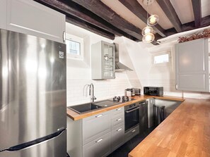 Signature Apartment, Courtyard View | Private kitchen | Espresso maker, electric kettle, toaster, freezer - 1597 Amelot (Paris)