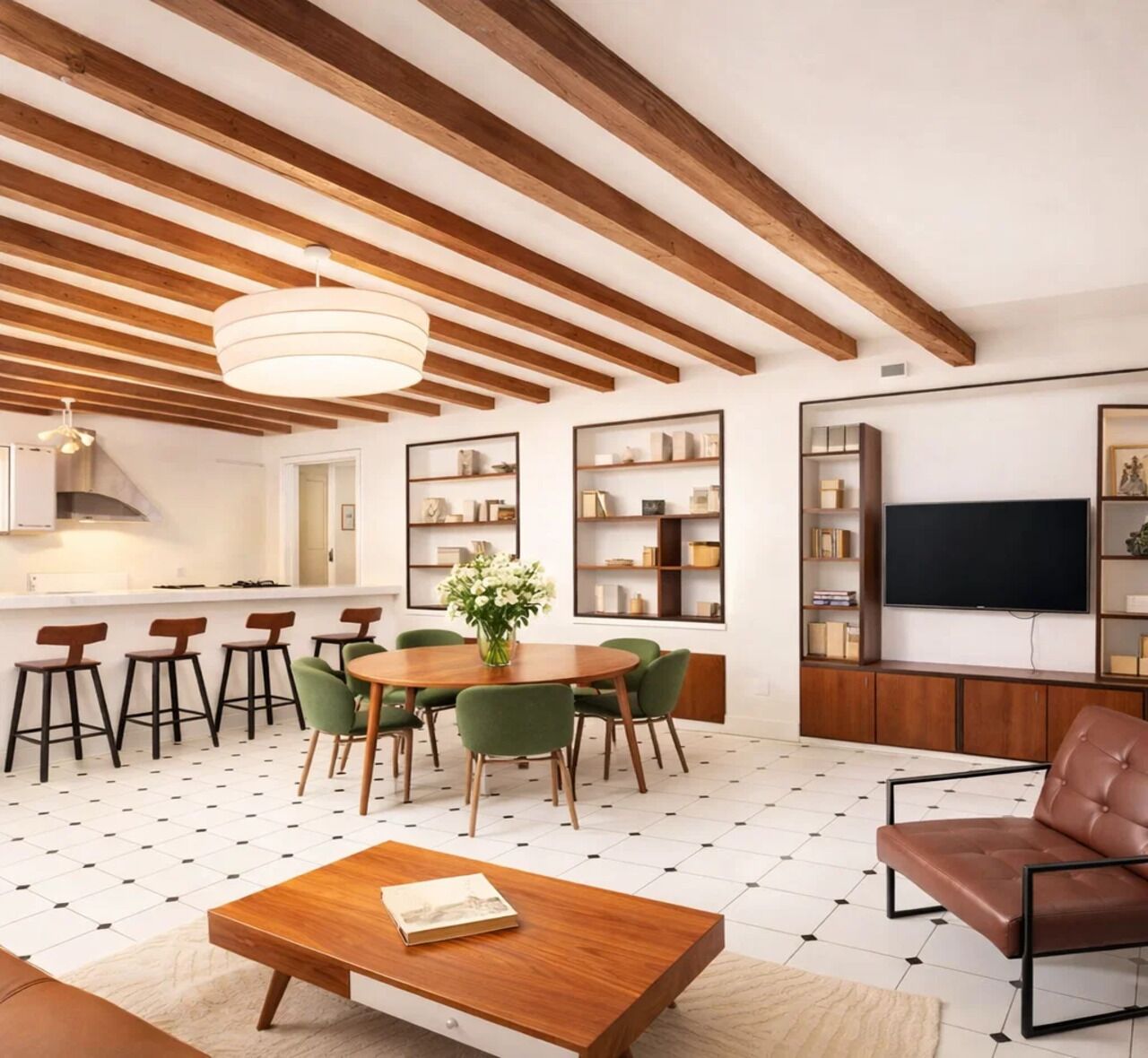 Apartemen Khas, pemandangan halaman | Area keluarga | Smart TV 108-cm dengan saluran TV digital