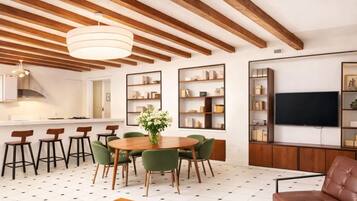 Apartemen Khas, pemandangan halaman | Area keluarga | Smart TV 108-cm dengan saluran TV digital