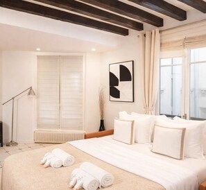 Apartamento Signature, vistas al patio | Zona de estar | Smart TV de 108 cm con canales digitales