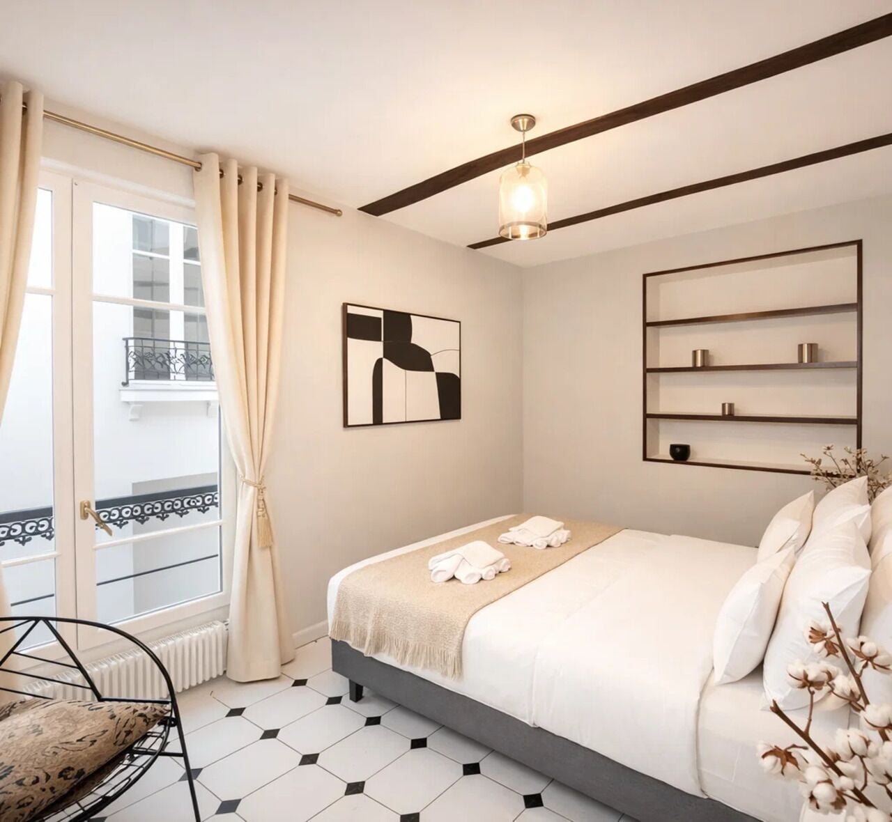 Apartamento com design assinado, vista para o pátio | Ferros/tábuas de passar roupa, berço de viagem, Wi-Fi de cortesia