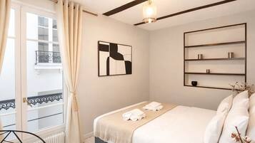 Apartamento com design assinado, vista para o pátio | Ferros/tábuas de passar roupa, berço de viagem, Wi-Fi de cortesia