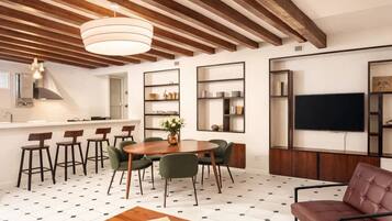 Signature-Apartment, Blick auf den Innenhof | Wohnbereich