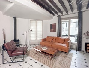 Signature Apartment, Courtyard View | Living area | 108-cm Smart TV with digital channels - 1597 Amelot (Paris)