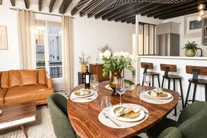 Signature-Apartment, Blick auf den Innenhof | Wohnbereich