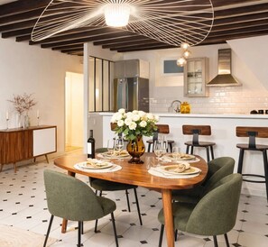 Appartement Signature, vue sur la cour intérieure | Aire de séjour | Téléviseur connecté de 108 cm avec télévision numérique