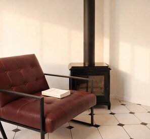 Apartamento Signature, vistas al patio | Zona de estar | Smart TV de 108 cm con canales digitales