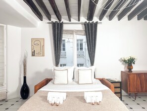 Fer et planche à repasser, lit parapluie, Wi-Fi gratuit, draps fournis