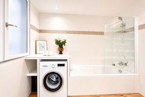 Signature Apartment, Courtyard View | Bathroom