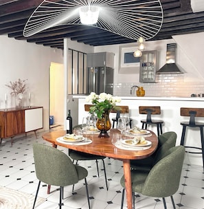 Appartement Signature, vue cour intérieure | Coin séjour | TV connectée de 108 cm avec chaînes numériques