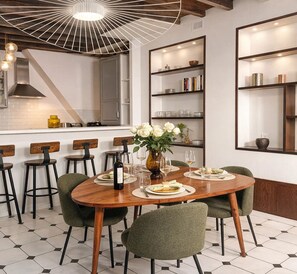 Apartamento Signature, vistas al patio | Zona de estar | Smart TV de 108 cm con canales digitales