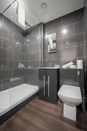Dusche, Haartrockner, Handtücher