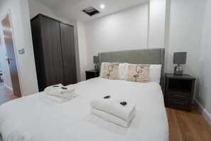 1 dormitorio, tabla de planchar con plancha, wifi y ropa de cama